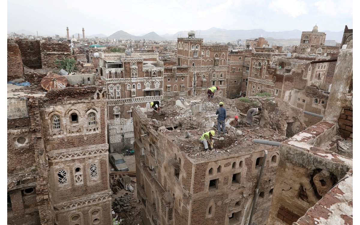Las distintivas casas de adobe de color marrón llevan mucho tiempo amenazadas por el conflicto y el abandono. (Reuters)