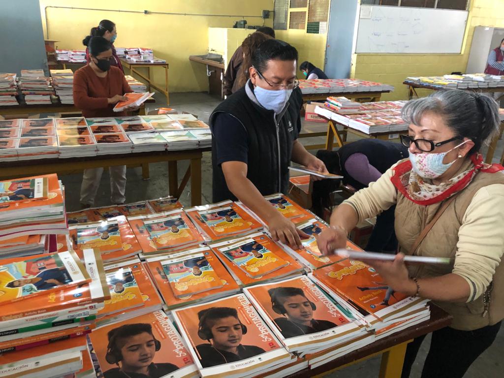 En la escuela secundaria 220, padres de familia armaron los libros para los tres grados.