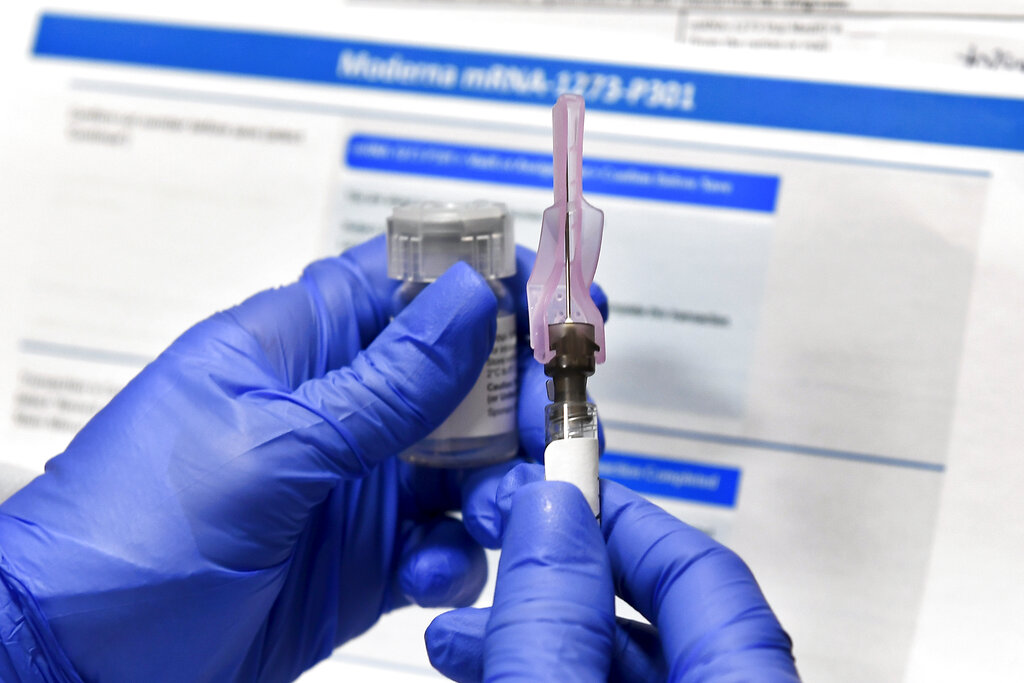 Más de 25 mil personas se inscribieron para la vacuna del coronavirus en Argentina.| AP