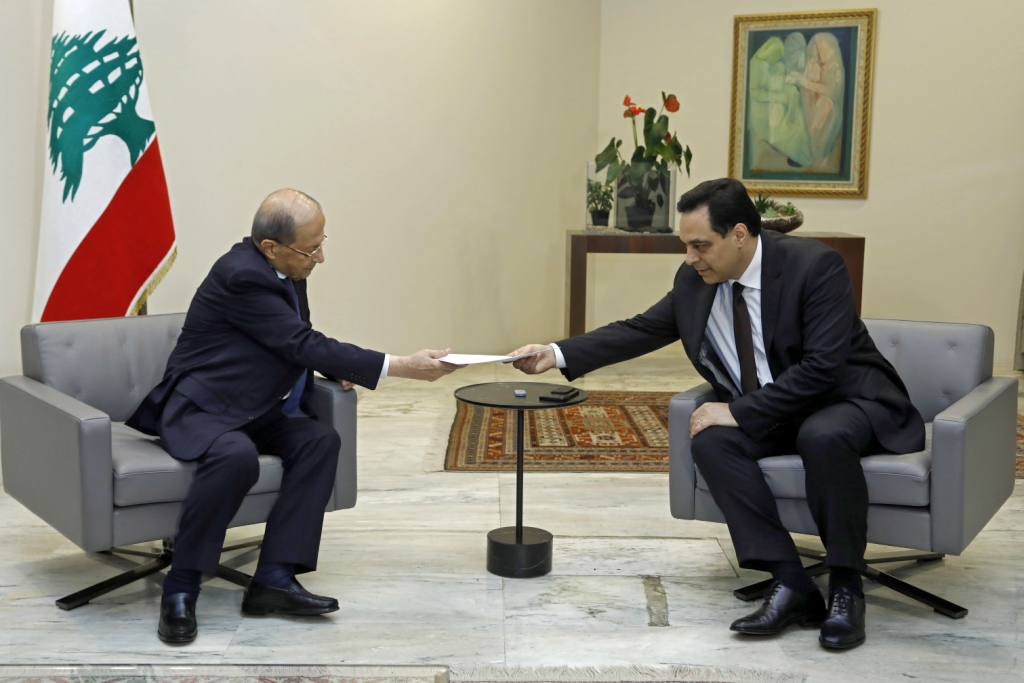 El primer ministro del Líbano, Hasan Diab, oficializó la renuncia al presidente de ese país, Michel Aoun.| AFP