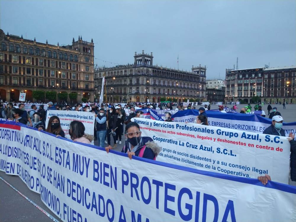 Muestran mantas, agitan banderas blanco con azul y lanzan consignas. (César Velázquez)