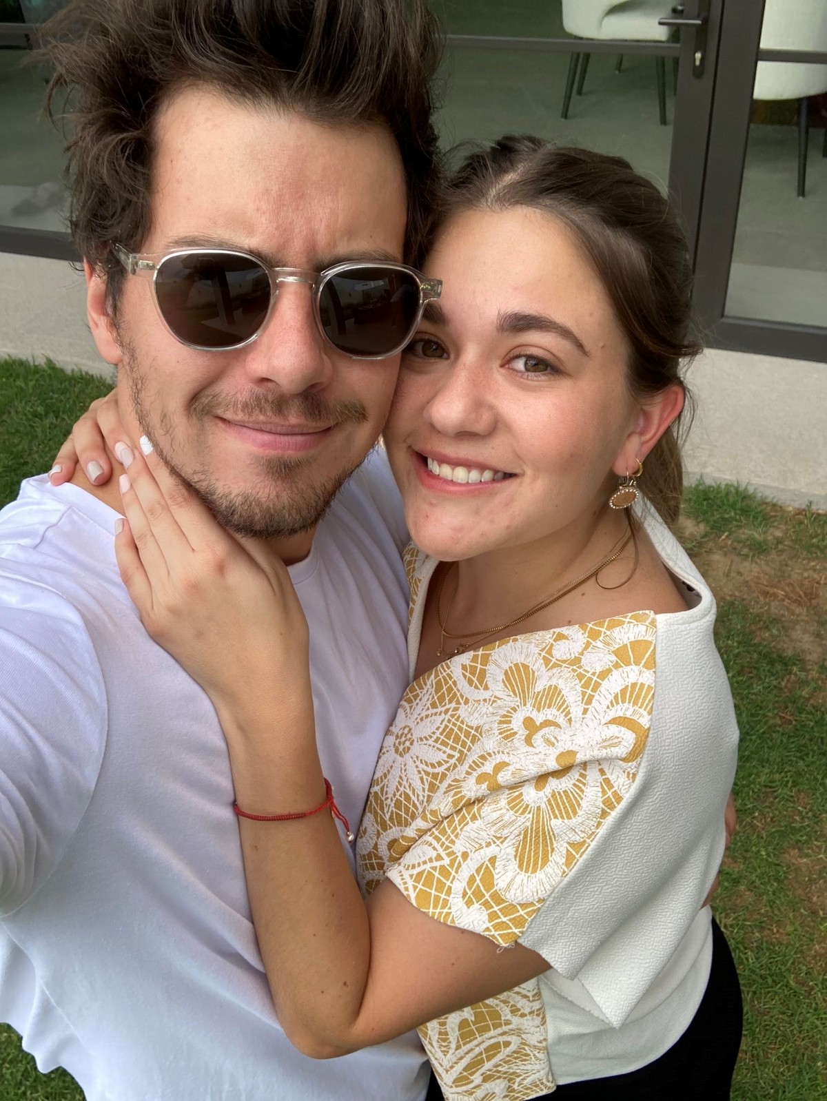 Pareja descubre que su primera foto juntos es de antes de que ella naciera (Twitter: @MayelaMedrano)