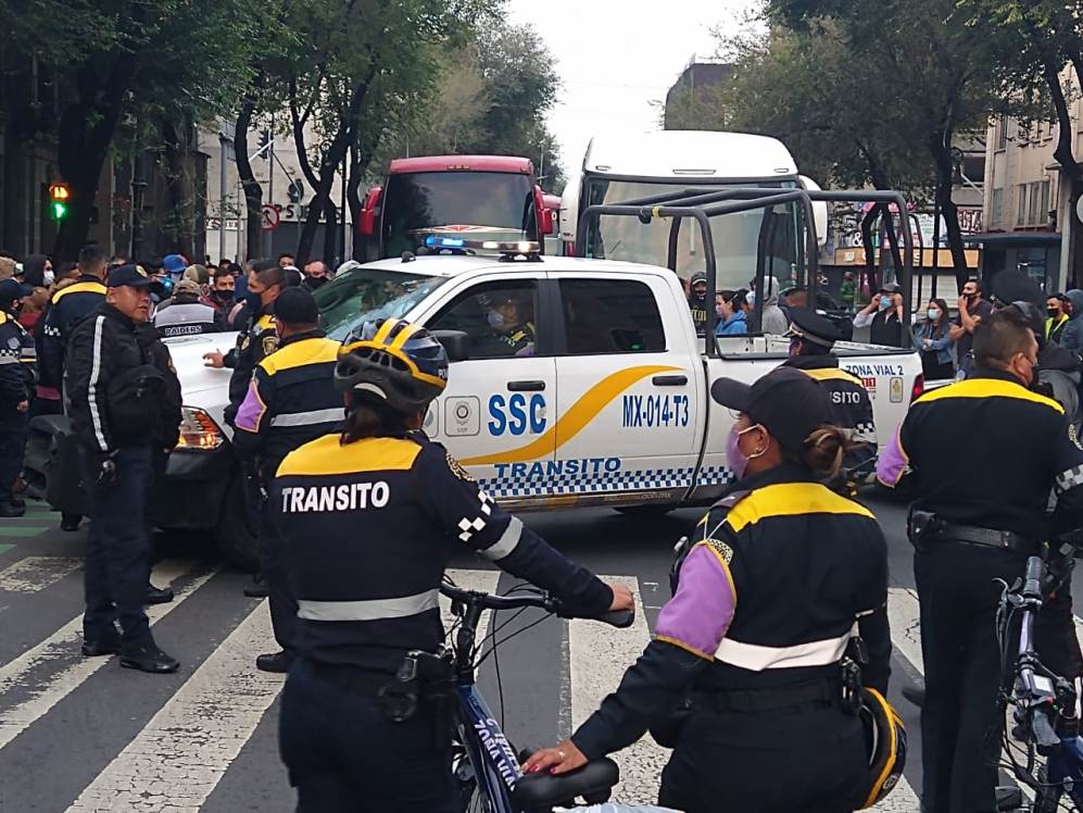 La policía capitalina atravesó grúas en las calles para impedir el avancen. (César Velázquez)