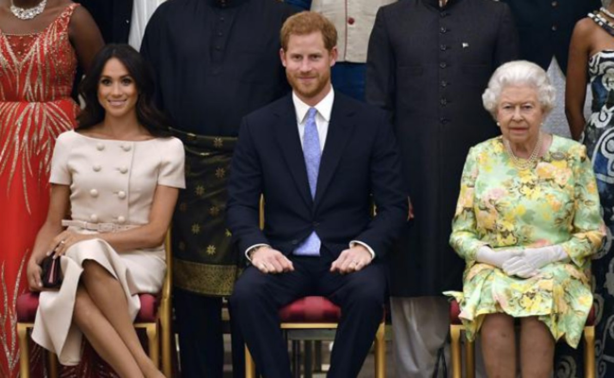 La reina Isabel con Meghan Markle y el príncipe Harry (AP).