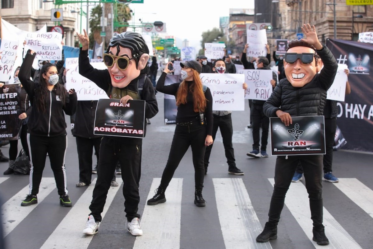 Artistas protestan en Zócalo de CdMx. | Jesús Quintanar