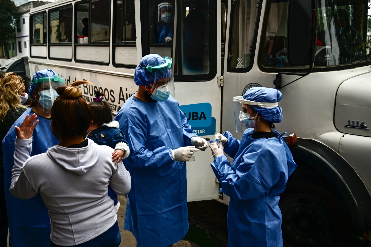 El equipo trabaja para detectar casos en el vecindario de La Boca. (AFP)