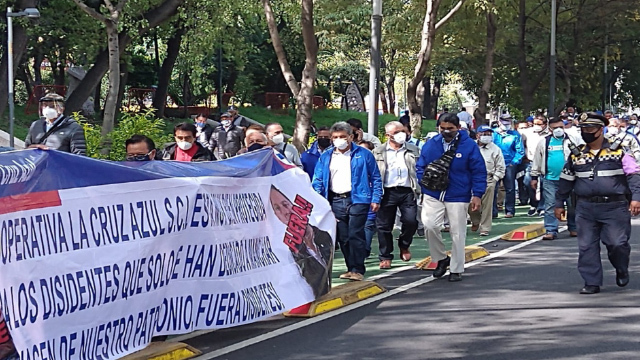 Integrantes de Cooperativa la Cruz Azul marchan en CdMx a la Seido