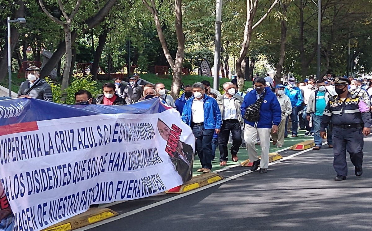 Los manifestantes protestaron en la FGR, en Insurgentes./ César Velázquez