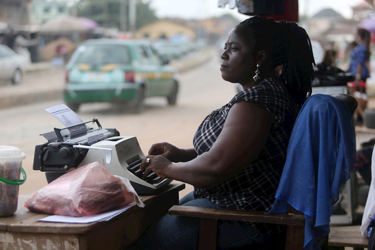 En Nigeria se siguen utilizando máquinas de escribir para realizar diversos documentos. (EFE)