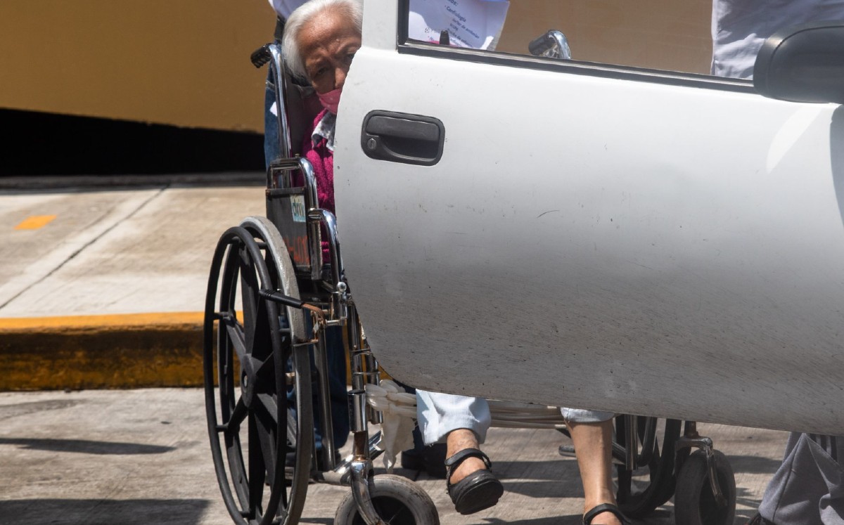 Pacientes con sospecha de covid-19 siguen llegando al Hospital General de México. (Cuartoscuro)