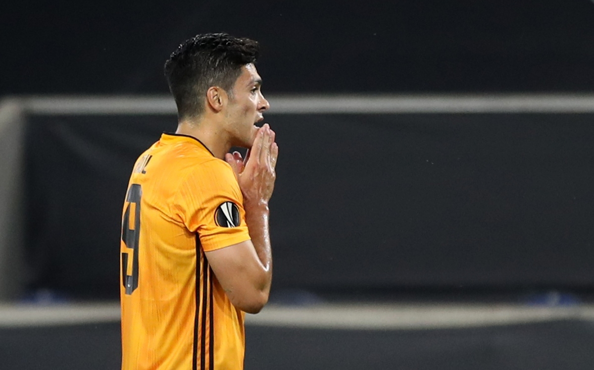 Raúl Jiménez falla penal en el partido Wolves vs Sevilla (Reuters)