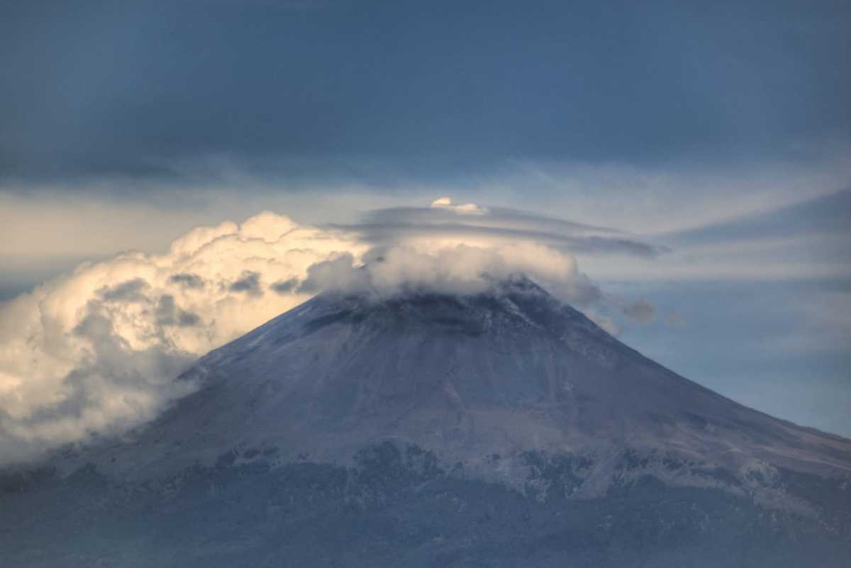 El volcán Popocatépetl registra una constante emisión de gases y ceniza durante este martes.(Andrés Lobato)