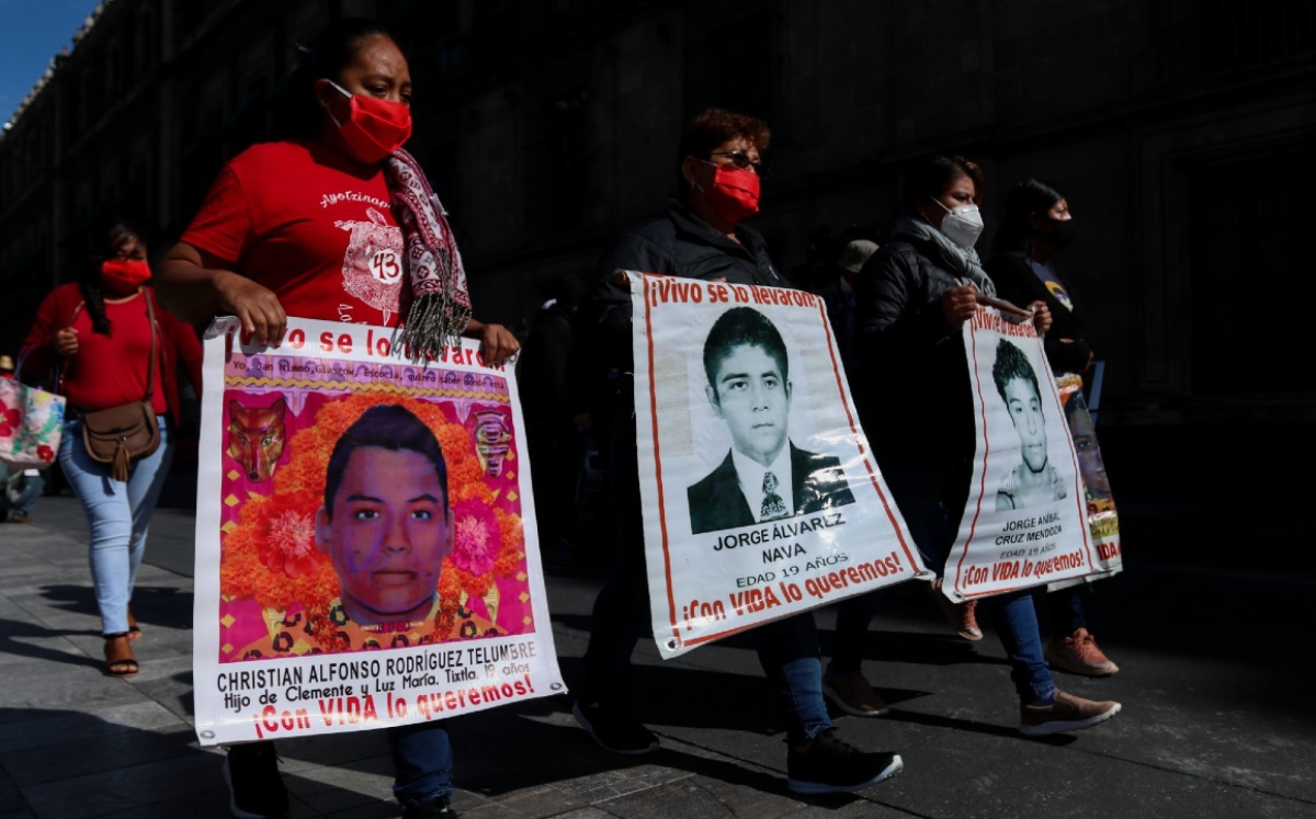 Padres de los 43 normalistas de Ayotzinapa llegan a Palacio Nacional. (Cuartoscuro)