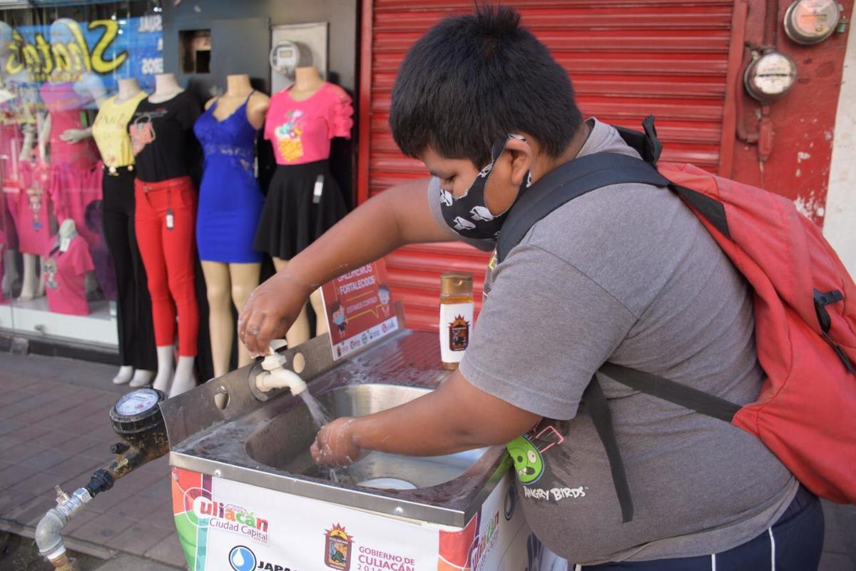 Las personas aprovechan para lavarse las manos después de salir de establecimientos públicos. (Jocelyn Estrada)