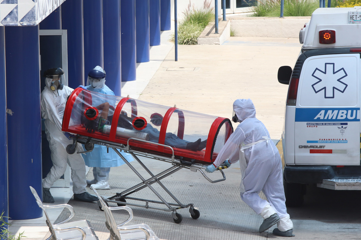 Traslado de paciente por personal de salud al Hospital General de Cholula. (Agencia Enfoque)