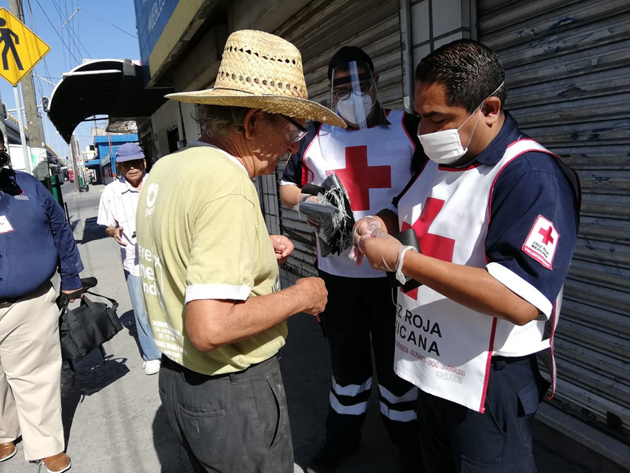 Cruz Roja reparte cubrebocas en Torreón. (Brenda Valles)