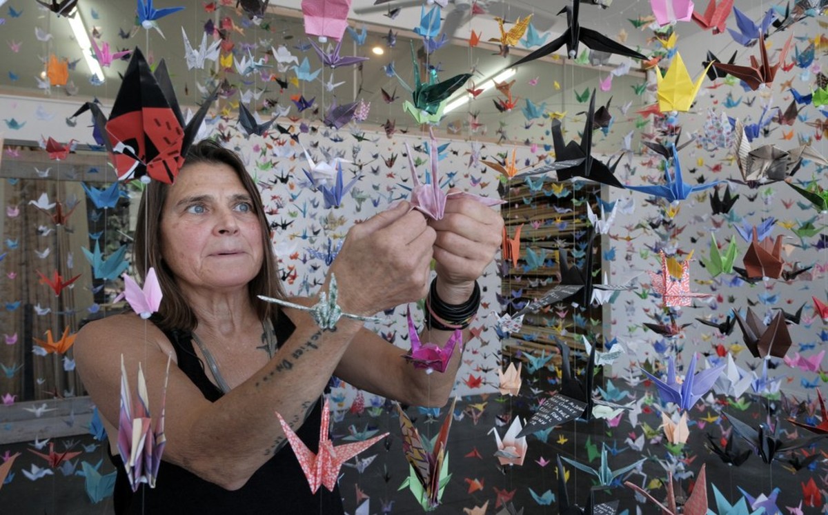 Con grullas de origami una artista de EU conmemora a víctimas del covid-19 | AP