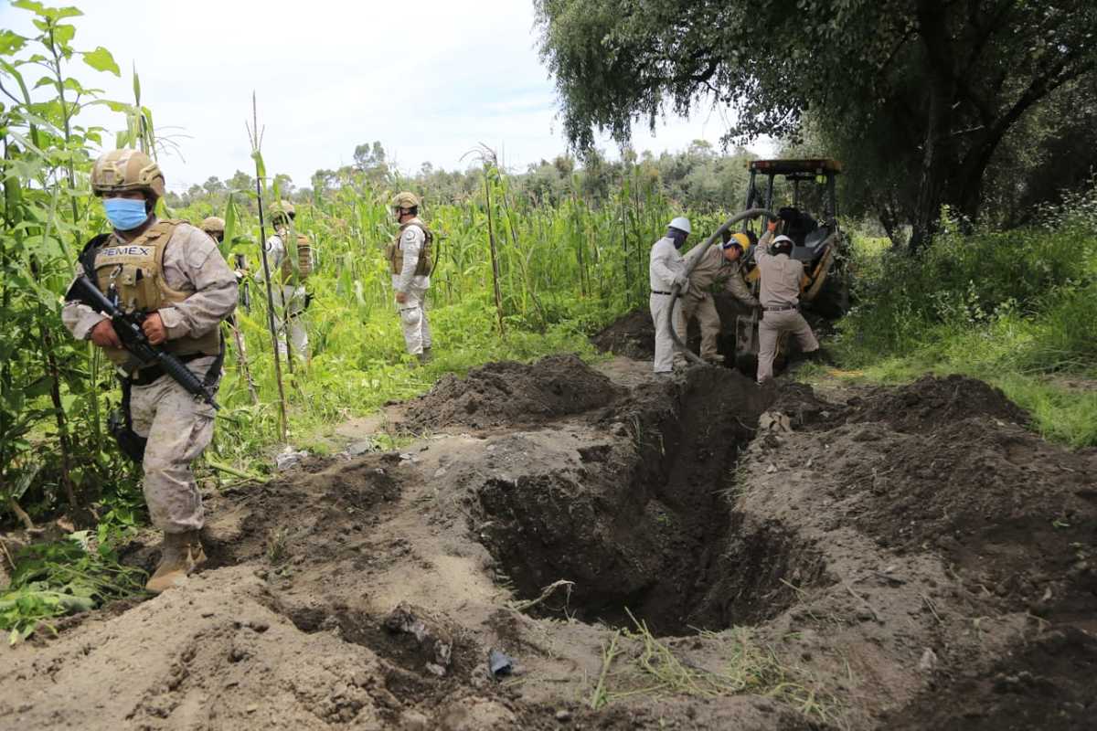 Guardias custodian una toma clandestina hallada en un paraje de esta localidad en los límites con Tlaxcala.  (Andrés Lobato)