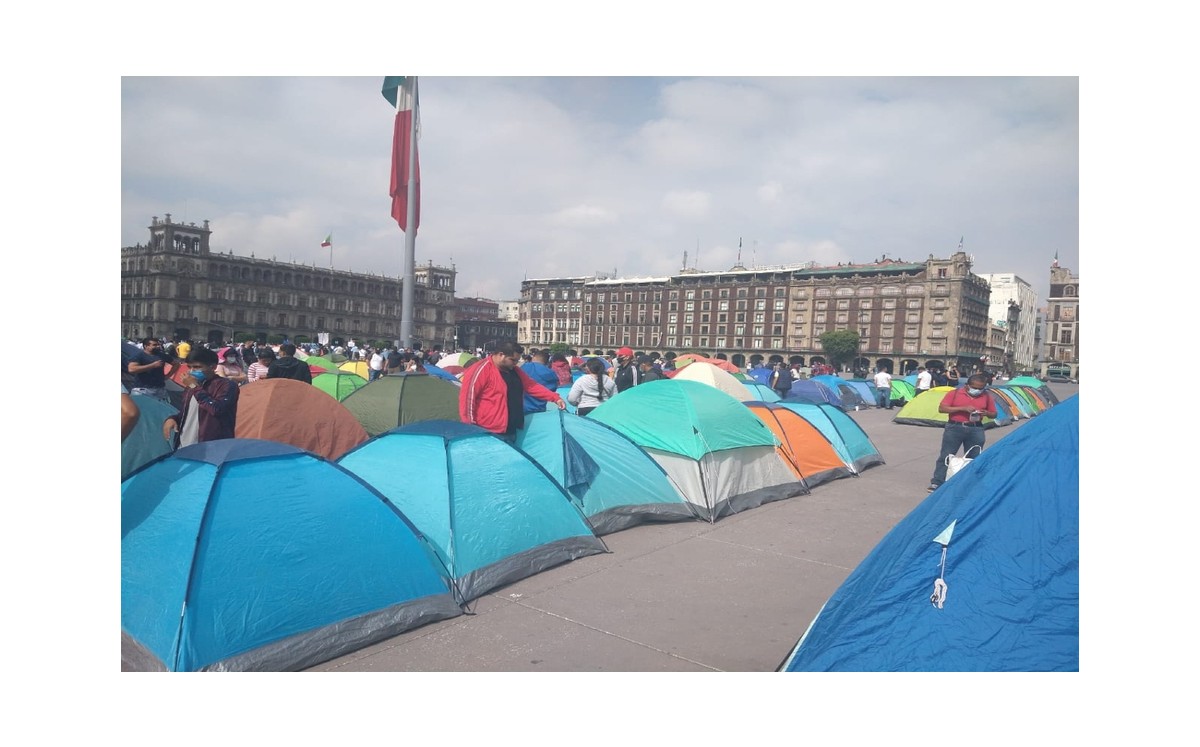 Los inconformes dijeron que no están de plantón en el Zócalo capitalino por gusto, sino para exigir un derecho. (Archivo)