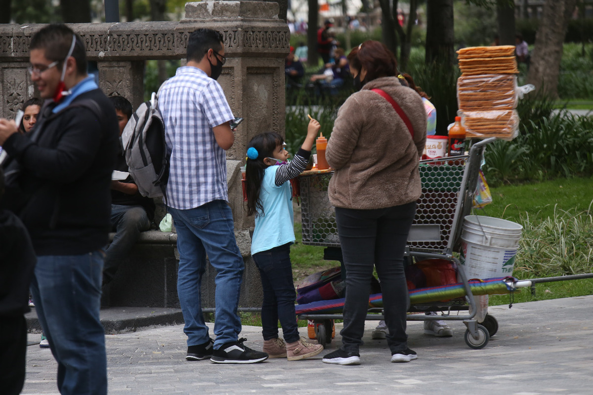 La iniciativa prohíbe la donación, regalo, venta o suministro de productos envasados de alto contenido calórico. | Sergio Sánchez.