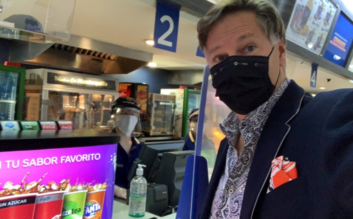 Landau acudió con unos amigos al cine tras la reapertura de las salas en la Ciudad de México. (@USAmbMex)