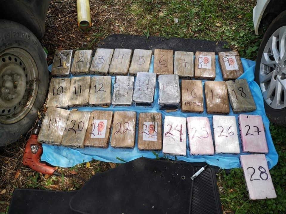 Los paquetes de cocaína de encontraron en el piso de dos vehículos. (Abraham Jiménez)