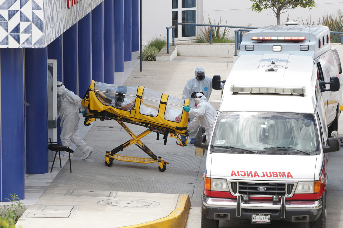 Personal de salud realiza traslado de paciente con síntomas de covid-19 al Hospital General de Cholula. (Agencia Enfoque)