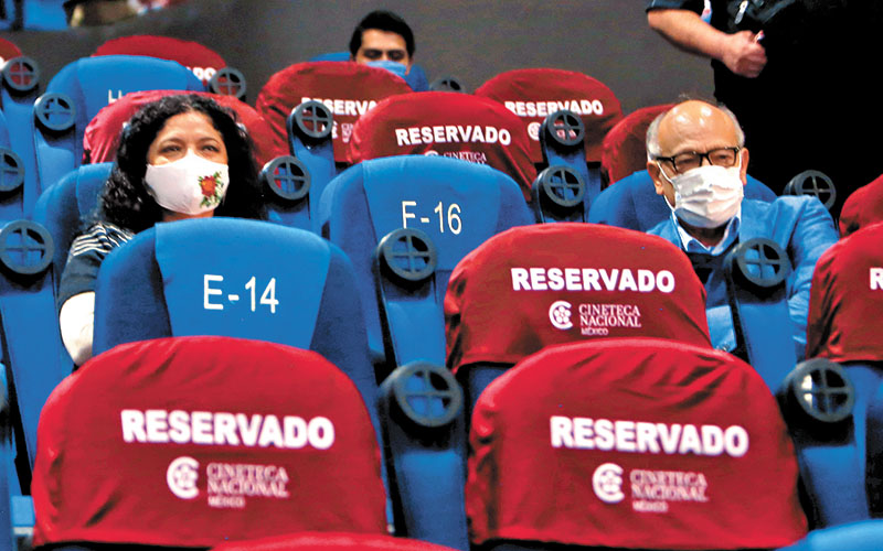 La titular de la Secretaría de Cultura con el director de la Cineteca Nacional en la primera función. (Ariana Pérez)