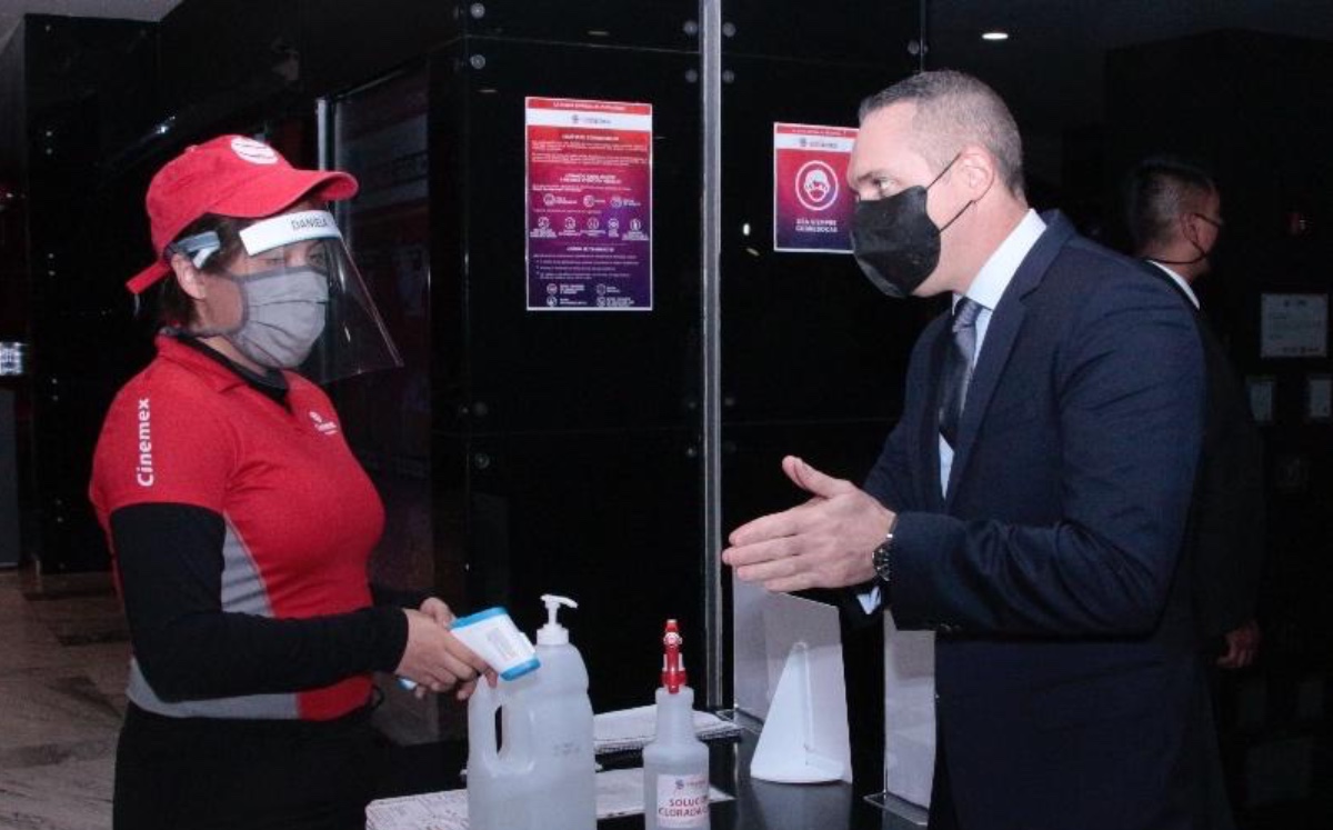 El alcalde de Cuajimalpa, Adrián Rubalcava, asisitó al complejo de Cinemex Santa Fe. (Especial)
