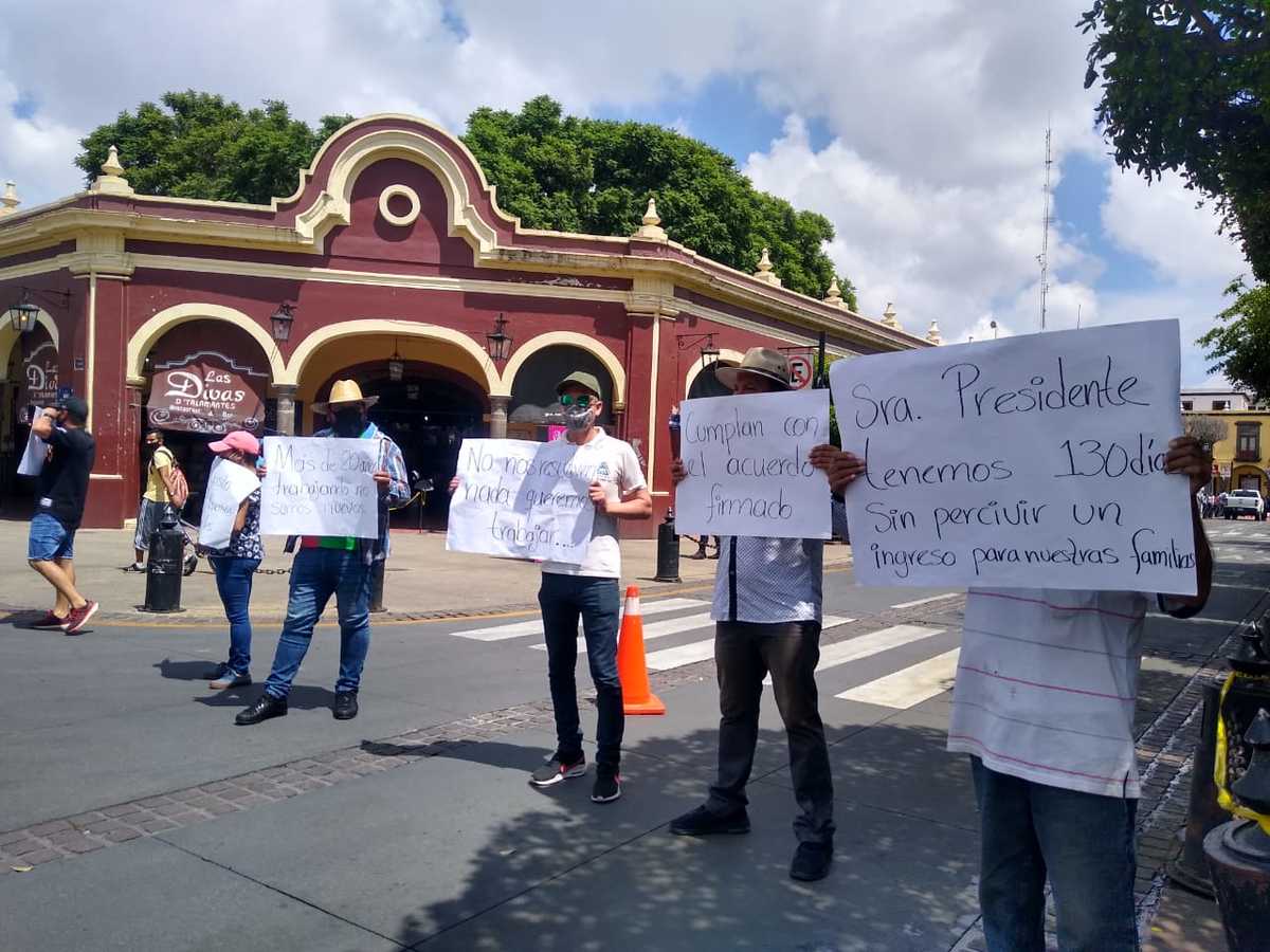 14 comerciantes de artesanías se manifestaron afuera del palacio municipal de Tlaquepaque. (María Ramírez)
