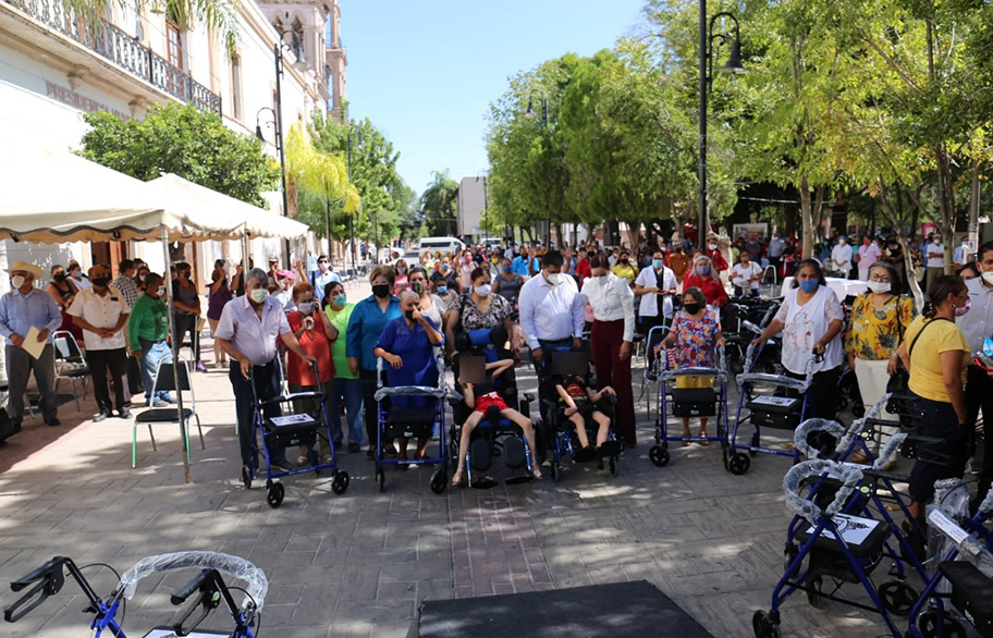 Entrega de sillas de ruedas en Lerdo. (Rolando Riestra)