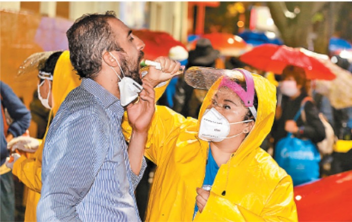 La lluvia no es pretexto para que los voluntarios den consultas. (Javier Ríos)
