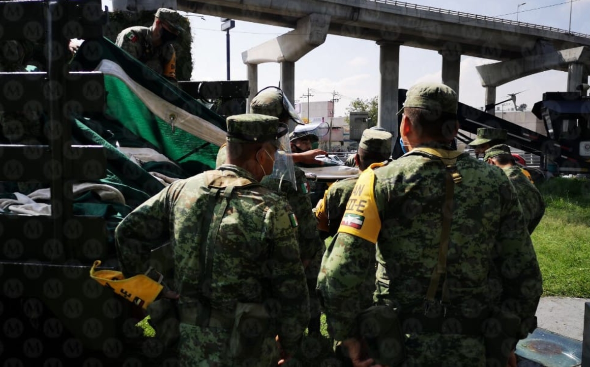 Militares acudieron al lugar para colocar la bandera en la posición correcta. (Jorge Becerril)