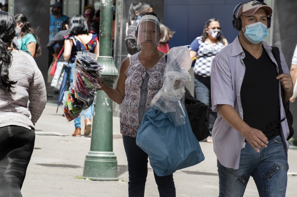 Una mujer vende cubrebocas y caretas en la capital de Costa Rica, San José. (AFP)