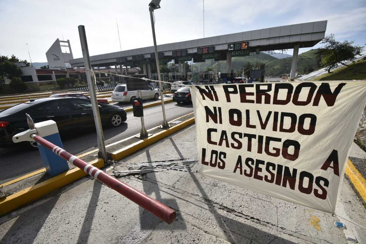 Los normalistas pedían una cuota de 50 pesos por auto para poder cruzar. (Rogelio Agustín Esteban)
