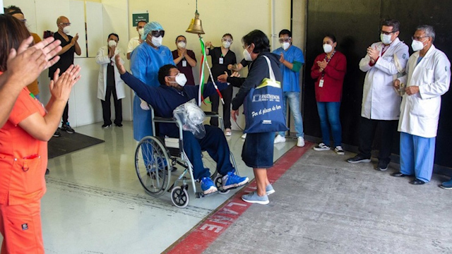 Pacientes recuperados de covid-19 dejan hospital del IMSS al ritmo de Queen