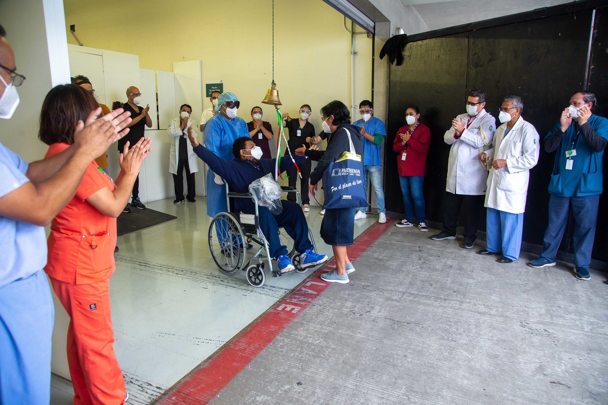 Pacientes recuperados de covid-19 salen de clínica al ritmo de Queen. (Especial)