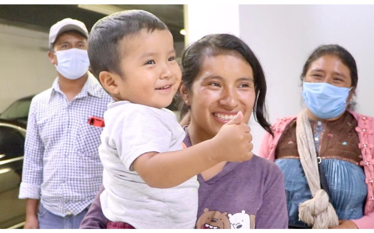 El pequeño Dylan (junto a su madre) fue raptado de un mercado en Chiapas el 30 de junio. (Cortesía)