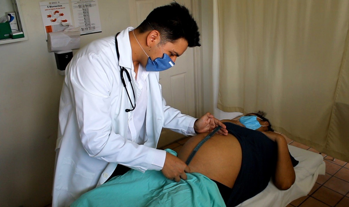 Personal del IMSS da servicio a los derehohabientes. (Cortesía)