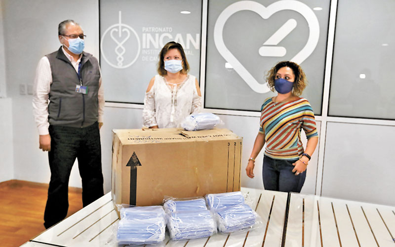 Antonio Rojas y Verónica Rojas recibieron las piezas de Edith Gómez García. (Octavio Hoyos)