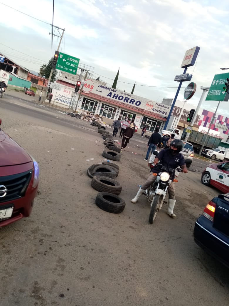 Colocaron llantas, piedras y basura para bloquear la calle. (Óscar Rodríguez)