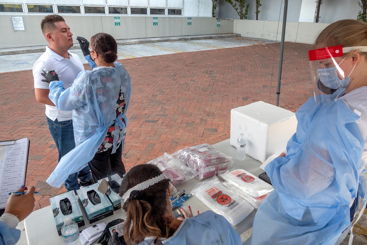 Consulado mexicano en Miami hace pruebas de coronavirus en la comunidad. (EFE)