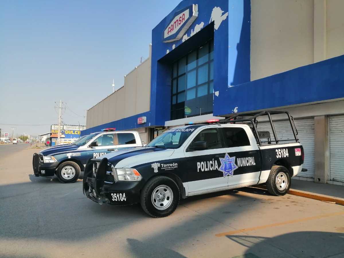 El boquete fue hecho en la zona de cajeros de la tienda. (Especial)