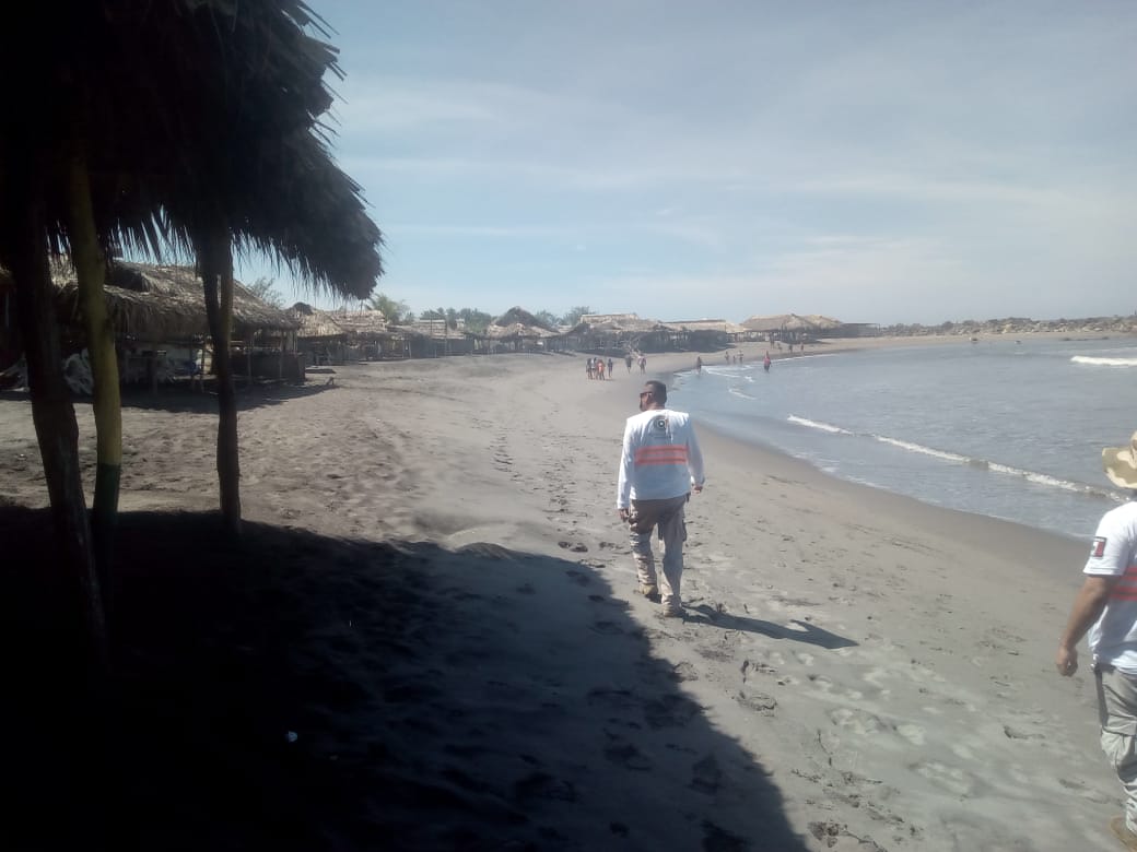 Elementos de Protección Civil recorren las playas para alertar a prestadores de servicio y a la comunidad. (Julio Navarro Cárdenas)