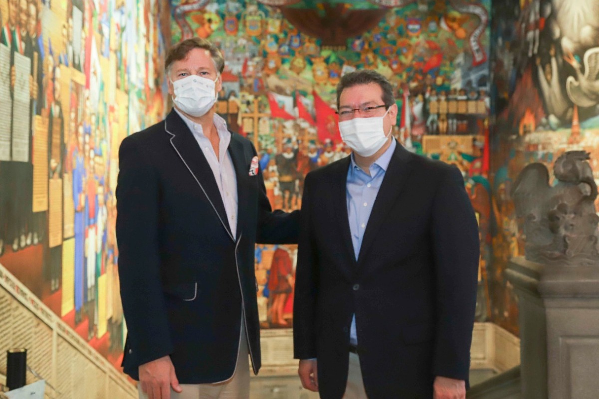 El embajador conoció los murales del palacio de Gobierno. (Tomada de @MarcoAMena)
