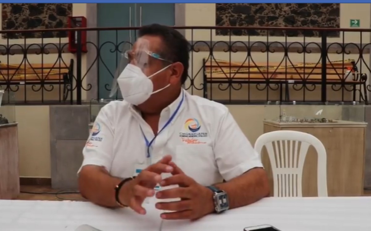 El alcalde ofreció los cubrebocas, gel antibacterial y caretas a la población.
