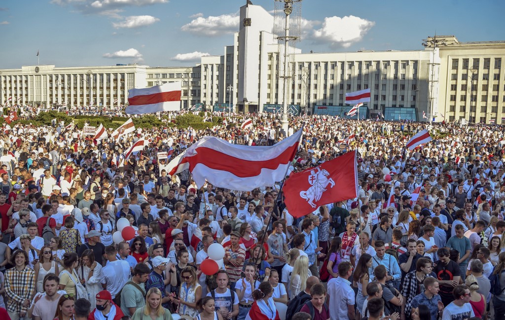 Se estiman que hubo hasta 200 mil personas en las manifestaciones contra Lukashenko. (AFP)