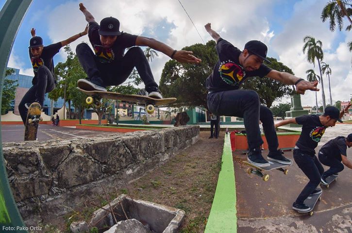 Jóvenes buscan un parque adecuado para practicar deportes extremos