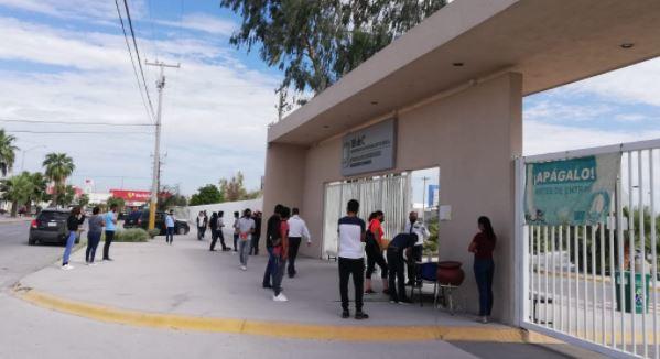 Los alumnos confundieron el inicio de clases en línea y asistieron al plantel. (Especial)
