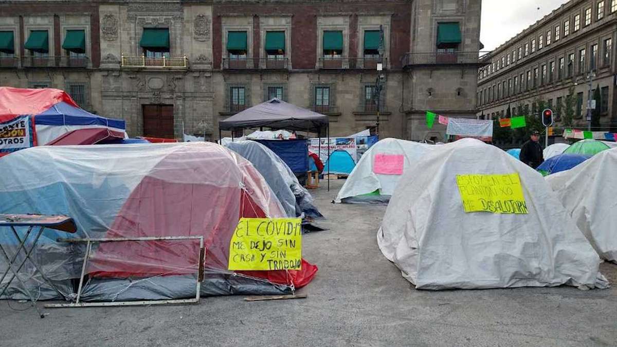 Intentan desalojar campamento de comerciantes triquis en Zócalo de CdMx